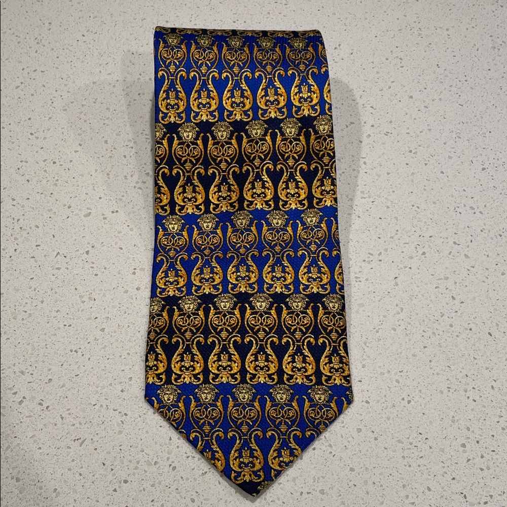 Gianni Versace - Fine Italian Silk, made in Italy.